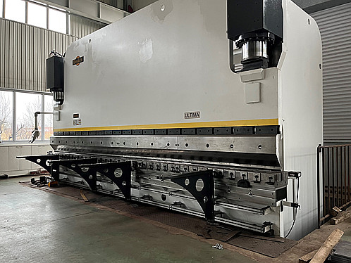 8米大型折弯机（8m large scale bending machine）